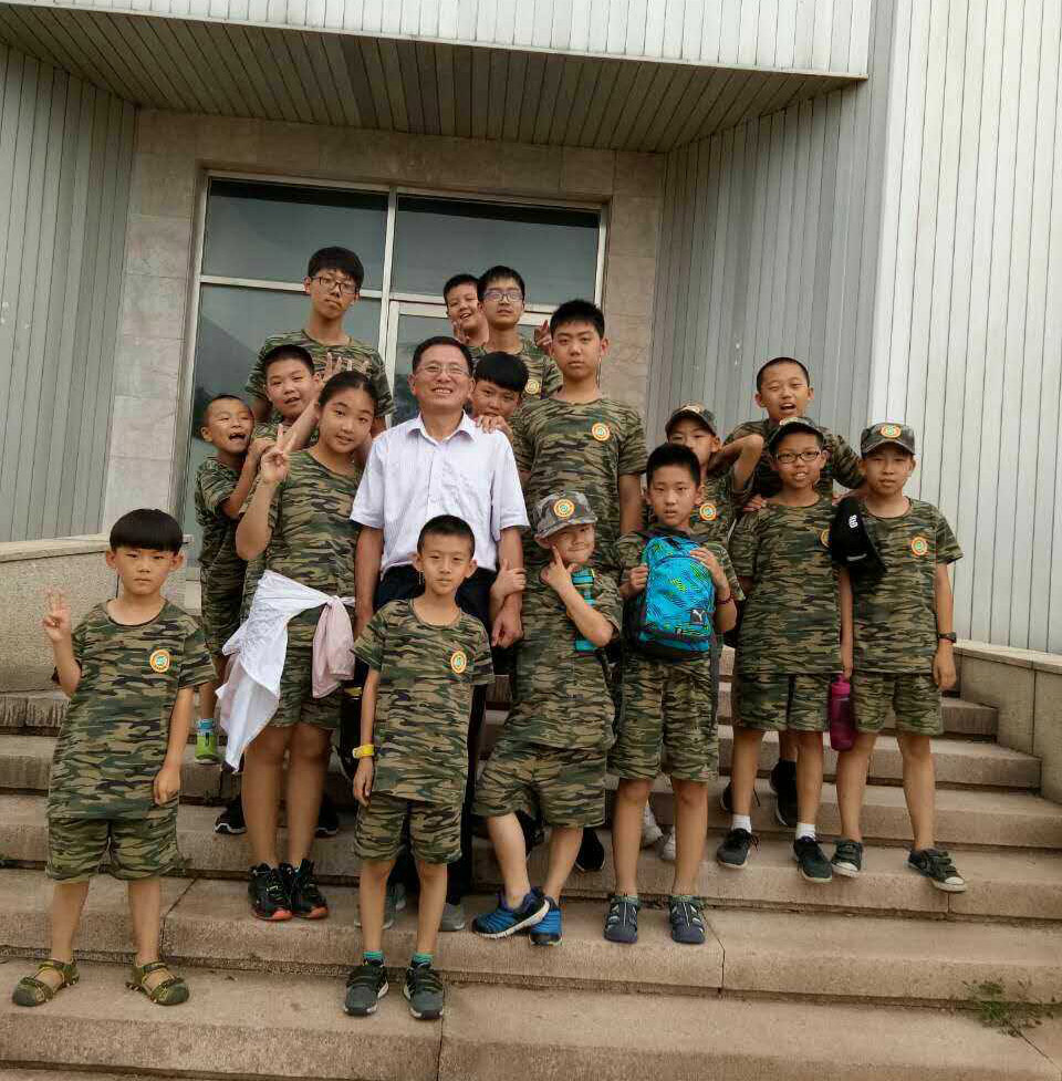 陳老師和學員們合影.jpg